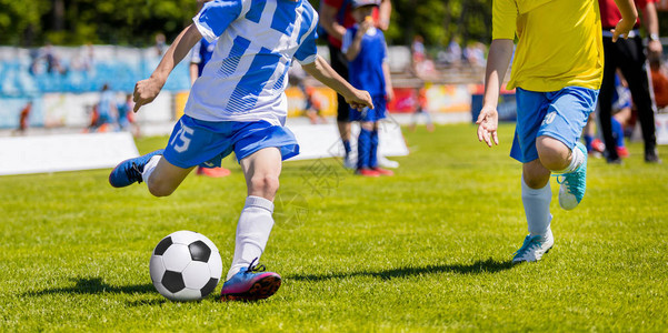 足球比赛进球的标准是什么-  ( 标题1.比赛中足球出界的判定,与排球,篮球的异同点-2.比赛中足球进球的标准- )